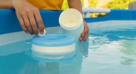 کاربرد و طرز استفاده صحیح از پرکلرین (هیپوکلریت کلسیم) در ضدعفونی آب استخر